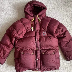 Fjällräven jacka - Säljer galet snygg fjällräven jacka i unik färg! Storlek XXXS men passar upp till M, skulle jag säga. Liten liten repa på ena armen, annars inga större defekter❤️