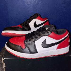 Air Jordan 1 low bred toe EU42 Pris 1000kr Original skorbox och kvitton medföljer  Meet up Stocholm eller köparen står för frakt :)