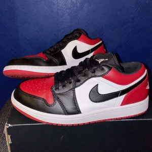 Air Jordan 1 low bred toe EU42 - Air Jordan 1 low bred toe EU42 Pris 1000kr Original skorbox och kvitton medföljer  Meet up Stocholm eller köparen står för frakt :)