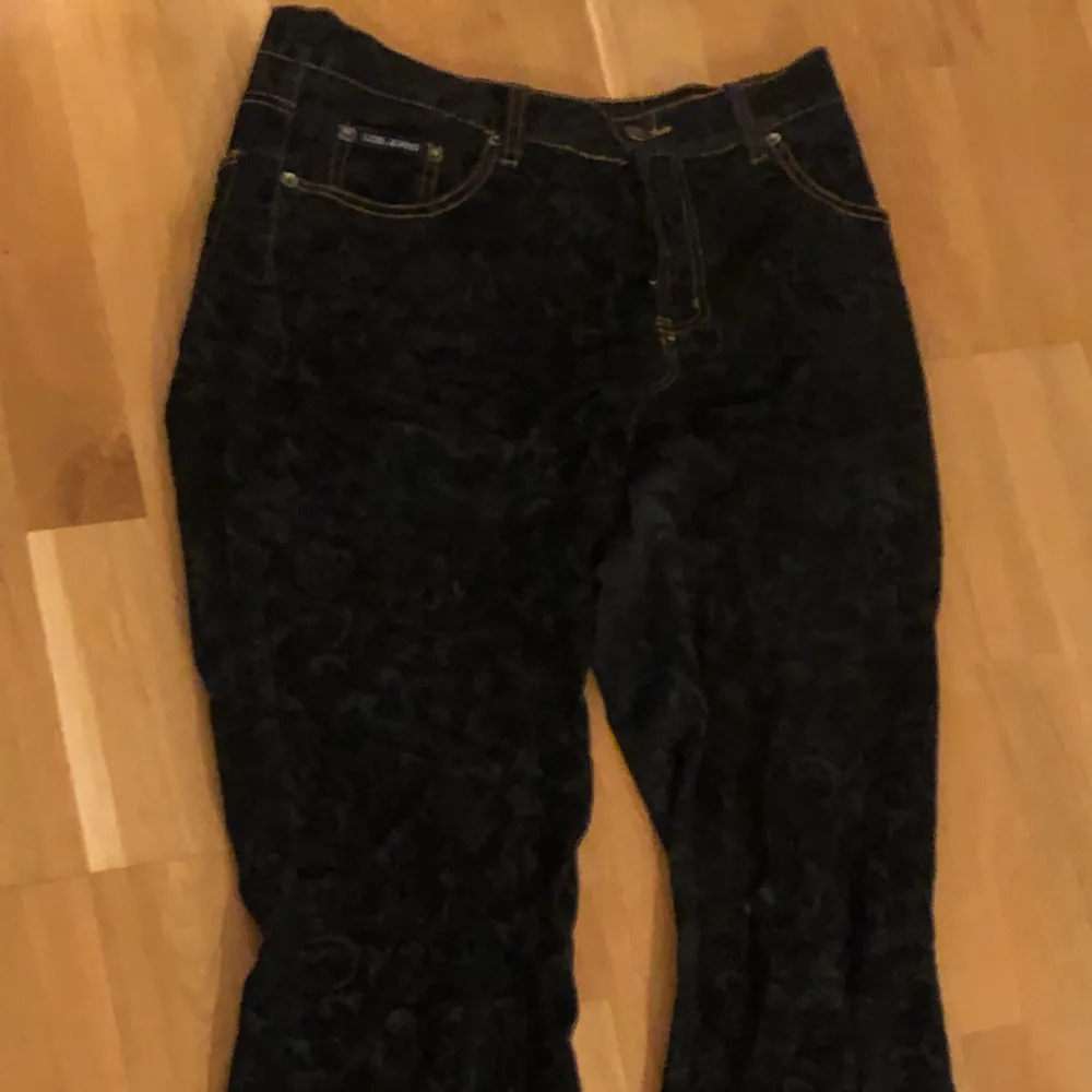 Coola byxor med svart mönster  Skriv för fler bilder. Jeans & Byxor.