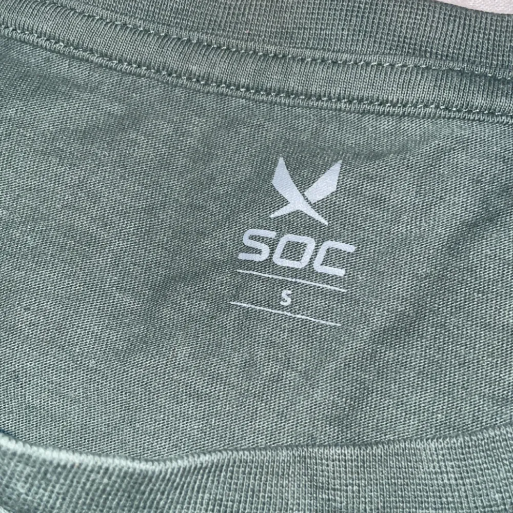 En grön SOC T-shirt i storlek S, den är i väldigt bra skick och är knappt använd. T-shirts.