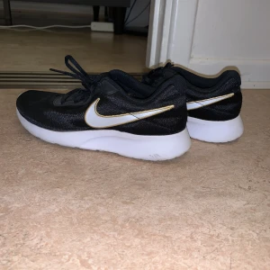 Nike skor - Ett par bra träningsskor, knappt använda, säljer pga försmå för mig💞 Köparen står alltid för frakten.