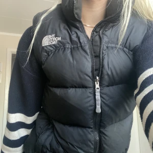 Väst - Dunväst från the north face. Har använt den några gånger men den är fortfarande i bra skick!❤️