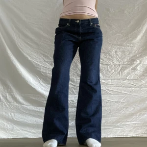 Mörkblå lågmidjade jeans - Snygga lågmidjade jeans!  Midjemått 80 cm Innebenslängd 75 cm