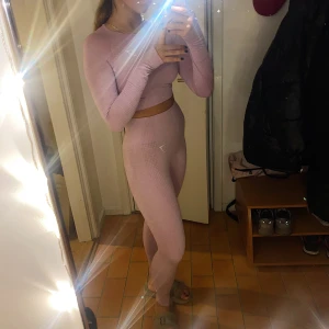 Träningsset gymshark - Träningsset från gymshark i storlek xs, passar en s också då den är stretchig. Superskön. Haft den på mig max 3 ggr, så i perfekt skick. 250kr för hela setet🤍