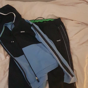 Hugo boss dress - Säljer en hugo boss dress nypris 3400 dock har den börjat noppra lite men ingen fara går o lösa med sån eldriven noppborttagare, säljer den för 2000kr.  strl L på både tröja och byxa