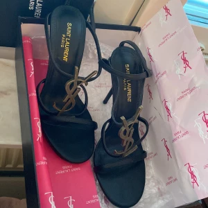 YSL klackskor  - YvesSaintLaurent klackskor, mycket bra i skick, använt bara 1 gång.