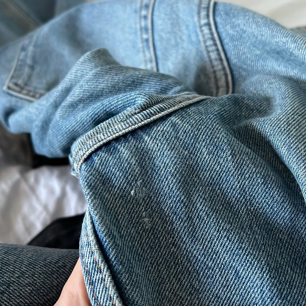 Supersnygga ljusblå jeans från Monki! Säljs då de inte kommer till användning längre!💘🪩pytteliten slitning mellan benen men annars fint skick! Nypris 400 Frakt ingår EJ i priset . Jeans & Byxor.