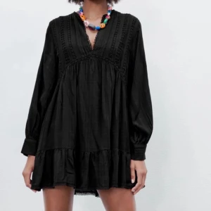 zara klänning - super söt och najs klänning som passar allt. super bra skick. kan diskutera pris. kan mötas upp eller posta🥰