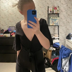 Jumpsuit - Säljer kläder pga utresning allt är i fint skick, köparen står för frakten 💙jättefin jumpsuit använd 1 gång 