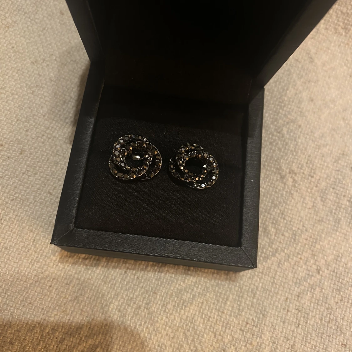 Örhängen med stenar