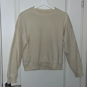 Beige tjocktröja från Gina tricot i storlek Xs/s💞💞 - Säljer nu min snygga beiga tjocktröja från Gina trixig i storlek Xs/s då den inte kommer till användning💞 tröjan ör i ett jättefint skick och har används ca 3 ggr!❤️