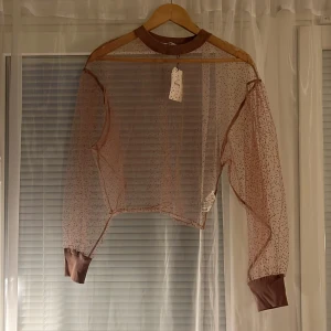 Rosa Bershka topp! Strl S - Helt oanvänd rosa bershka topp! Köpte den online, passar mig tyvärr inte. Strl S 