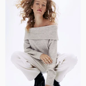 Off shoulder tröja  - En jätte fin h&m off shoulder stickad tröja. Använd fåtal gånger säljer för att den inte kommer till användning💗 