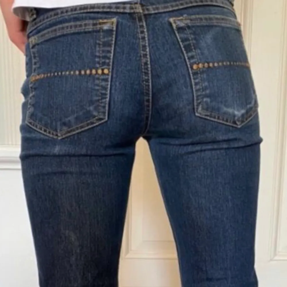 Säljer nu jätte fina lågmidjade jeans från glo de är tyvärr lite sönder i dragkedjan men det går att byta annars är det väldigt fint skick. glo jeans går heller inte att köpa längre.. Jeans & Byxor.