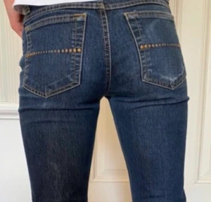Så fina jeans - Säljer nu jätte fina lågmidjade jeans från glo de är tyvärr lite sönder i dragkedjan men det går att byta annars är det väldigt fint skick. glo jeans går heller inte att köpa längre.