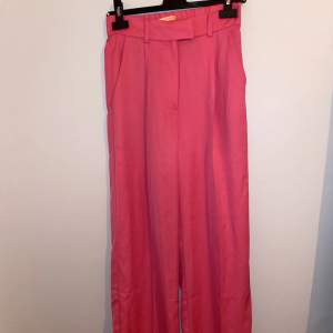 rosa kostymbyxor i ”glansigt” material från no man’s label men köpta på sellpy, jag har använt dom en gång och dom är i fint skick! normala i storleken men lite långa på mig som är 164cm