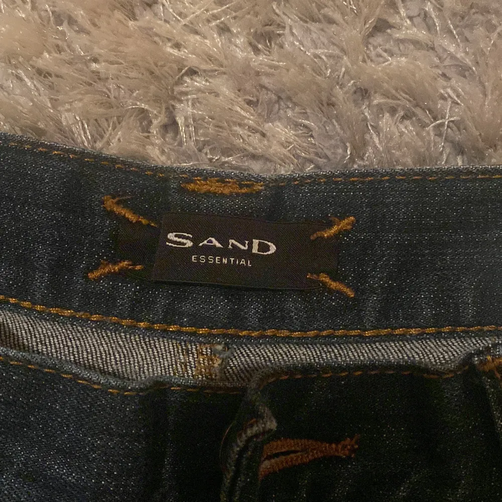Säljer dessa jeans från Sand. Tyvärr var dessa jeans förstora för mig och därför tänkte jag sälja dem. Jeansen är lågmidjade. Jag köpte jeansen för 1000 kr och säljer dem för 400kr.. Jeans & Byxor.
