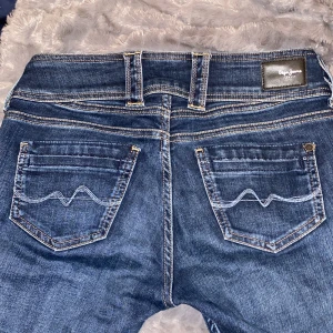 Pepe Jeans - Säljer dessa såå snygga jeans pga de är för små för mig ❤️ Köpta på sellpy! Hör av er vid intresse 💕Väldigt många skriver så ursäktar om det tar lång tid för svar ❤️