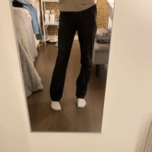 Svarta kostymbyxor  - Säljer nu dessa super fina svarta kostym byxor som kommer ifrån H&M. De är i super fint skick men säljer då jag behöver rensa garderoben. De är Mid rise, hör av er vid frågor / funderingar. Pris kan diskuteras!!
