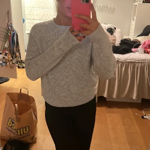 Grå glittrig tröja - Mysig grå tröja med fina detaljer och lite glitter. Jätte mjuk och fin!