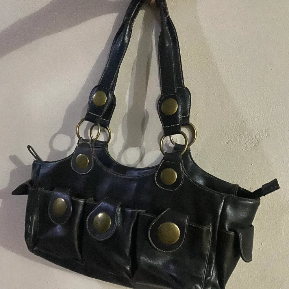 Skit söt handväska med unikt utseende, svart med fin guld dekoration 😭. Övrigt.