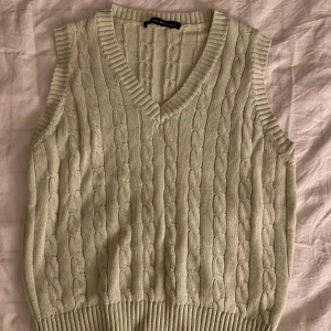 Brandy Melville väst - Säljer min gröna väst från brandy Melville! Frakten blir 59 kr och ingår inte i orginalpriset!  💋💋💋