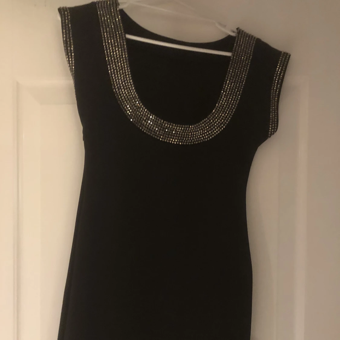 Kort klänning med nitar