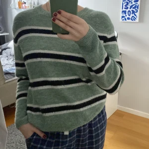 Stickad tröja - Tröja från H&M, superskön och är i bra skick! 
