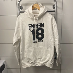 Eminem 2018 tour hoodie - Vit hoodie från eminems revival tour 2018 Köpt i globen efter hans konsert för 800kr Knappt använd!