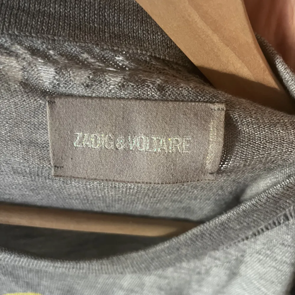 Säljer min jättefina stickade tröja från Zadig Voltaire i bra skick😻😻. Stickat.