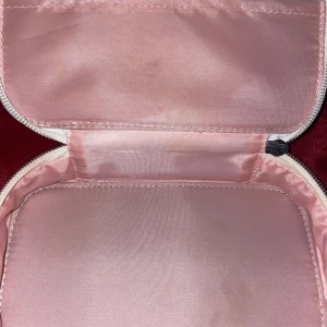 Caia necessär  - En liten necessär från caia. Lite fläckig men syns knappt.