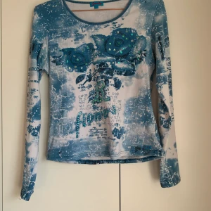 Tröja  - Tröja köpt på secondhand i Frankrike.  Står strl L på lappen men skulle säga att den passar xs-m beroende på hur man vill att den sitter 