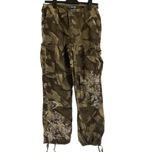 Cargo militärbyxor med blommor - Super fina cargo militärbyxor med blommor på! Bra skick. Strl M typ, bagge fit.