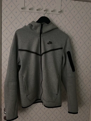 nike tech fleece dress - nike tech fleece dress Dress med ⬇️ Hoodie  Byxor  Shorts  Storlek S i alla Använda men i fint skick, som nya.