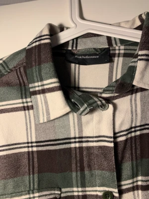 Peak Performance Skjorta - Skön flanellskjorta från Peak Performance, loosefit, passar en Herr S/M eller dam L. 👔