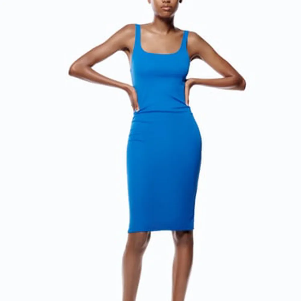En kornblå klänning från Zara med slits baktill. Jättefin men för liten för mig. Storlek S.aldrig använd! 💙. Klänningar.