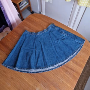 Klockad jeanskjol / cirkelkjol Monki  - Jeanskjol med dragkedja och knapp i sidan.  Mycket vidd i kjolen! Faller otroligt snyggt.  Når ner på halva låret.  Fint skick. Sparsant använd. 