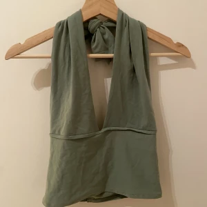 Topp - Festlig grön topp som jag har sytt själv! Öppen i ryggen
