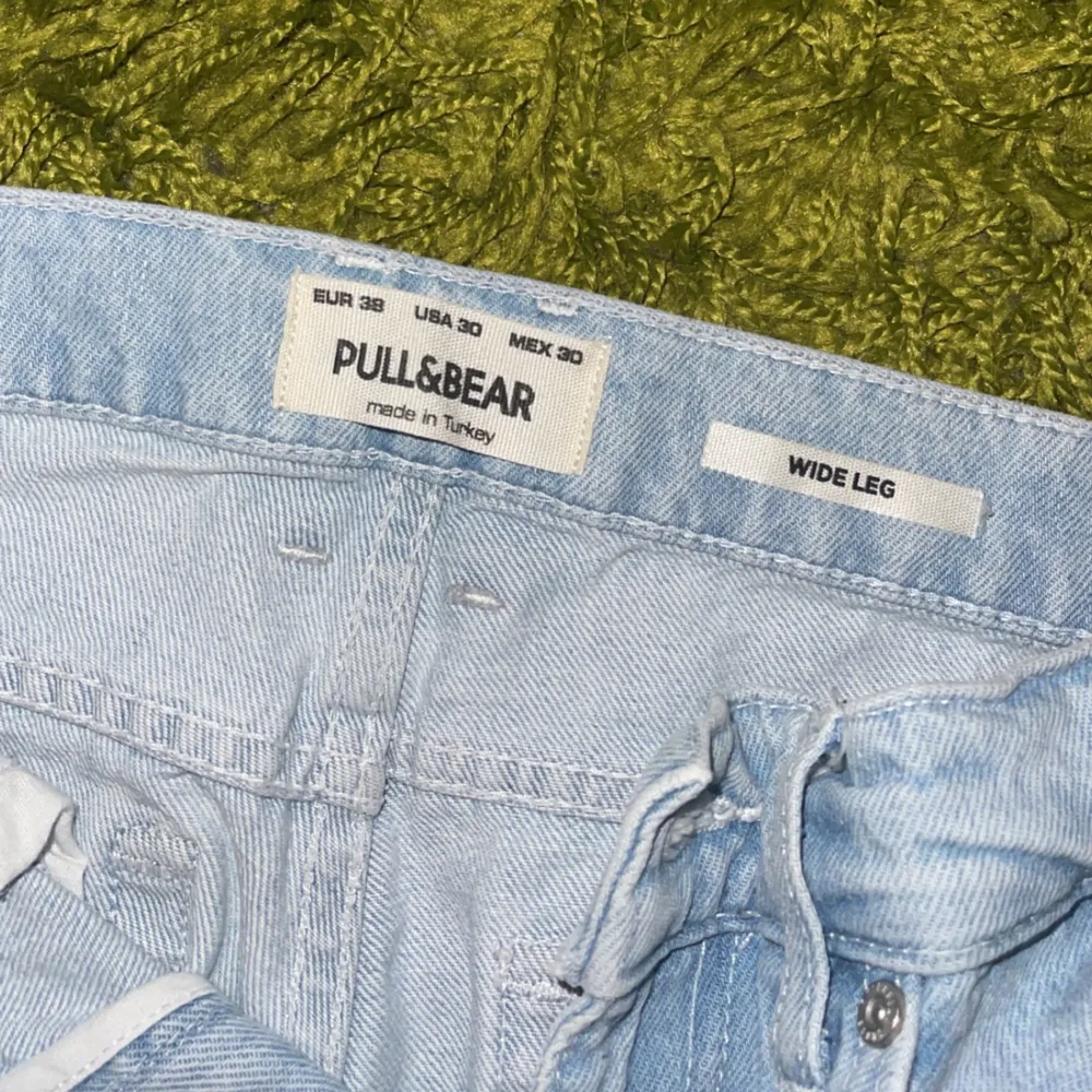 Säljer mina ljusblåa pull&bear Jeans som köptes för 359kr jag säljer för dom blivit för små, säljer för 150kr. Pris kan diskuteras vid snabb affär, hör av er av vid frågor👍. Jeans & Byxor.