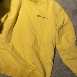 Champion tröja  - Säljer nu min gula Champion tröja nästan helt oanvänd köpt från Champions för 399kr. Säljer för kommer ej till användning tyvärr, pris 99kr. Pris kan diskuteras vid snabb affär, hör av er vid frågor👍