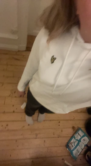  lyle scott hoddie - Säljer min lyle scott hoddie som är andvänd fåtal gånger. Inget slitage eller fläckar på tröjan. Säljer då inte kommer till andvändnig.❤️