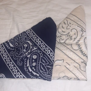 Bandana - 2 st bandan dem är jätte stiliga till costym osv man kan stila dem själv 
