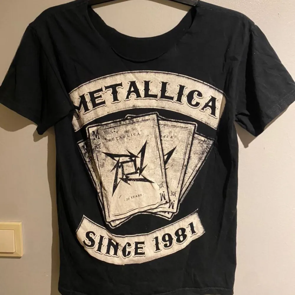 En svart T-shirt med vitt Metallica tryck på framsidan. Står ingen storlek men skulle tippa på L/XL Knappt använd🎀. T-shirts.