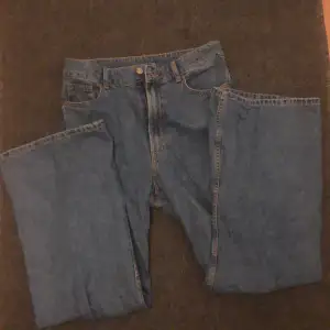 Jeans från h&m,köpta för 449kr,är 174cm och dom går ner till marken.vid mer frågor o bilder skriv privat,köp inte direkt🤝