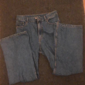 Jeans  - Jeans från h&m,köpta för 449kr,är 174cm och dom går ner till marken.vid mer frågor o bilder skriv privat,köp inte direkt🤝