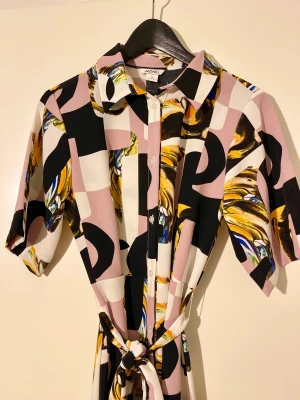 Färgglad mönstrad maxiklänning med band - Fin och knappt använd.