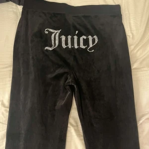 Juicy byxor  - Använd fåtalgåner , strl XXL men är mer som en XL. Säljes då de blivit för stora 