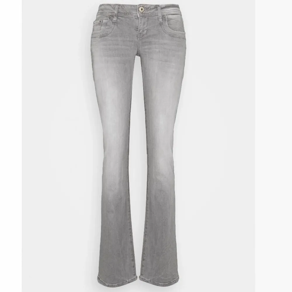 Har dessa jeans i stlk 26/32, vill kolla intresset! Kan också tänka mig att byta till 24/32 eller 25/32😽. Jeans & Byxor.