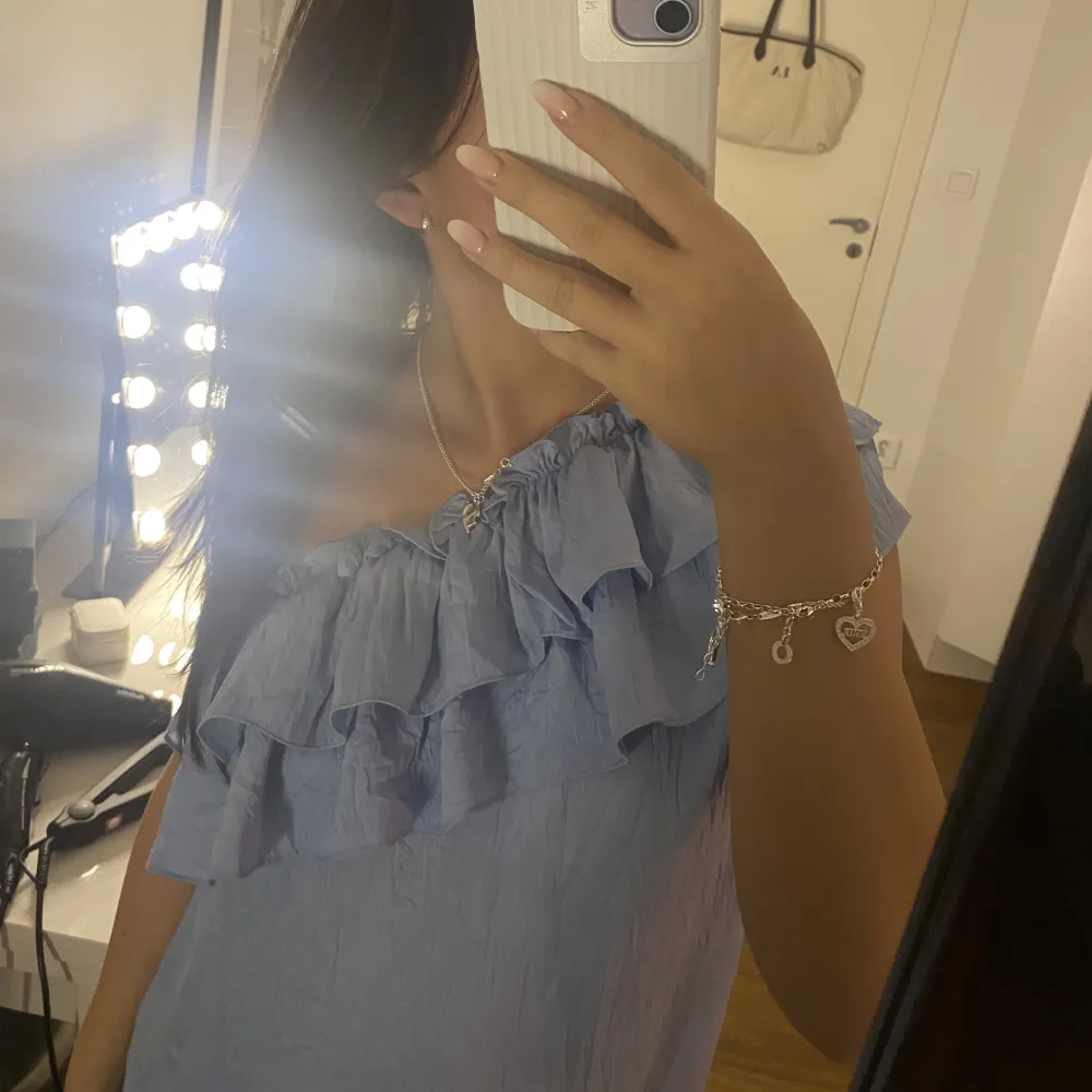 En så fin one shoulder topp med volanger i blått från vero moda. Storlek M Oanvänd 😇🦋. Toppar.